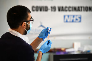 La vacuna de Oxford/AstraZeneca mantiene su efectividad frente a la cepa británica (Fuente: AFP)