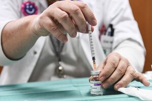 La OMS recomendó aplicar la vacuna de Oxford en mayores de 65 (Fuente: AFP)