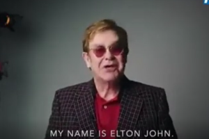 Elton John y Michael Caine en una campaña para vacunarse contra el coronavirus