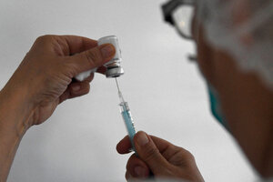 Las vacunas de Oxford-AstraZeneca y Pfizer redujeron hasta en un 94% las internaciones en Escocia (Fuente: AFP)