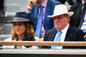 El monarca emérito, en una imagen de 2019, junto a su hija Elena.  (Fuente: AFP)