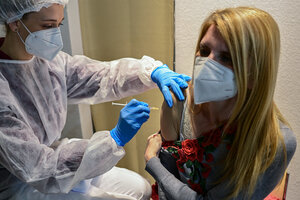 Oxford-Astrazeneca: en Países Bajos también detectaron un caso de trombosis en una persona que recibió esa vacuna (Fuente: AFP)