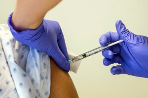 Vacuna contra la gripe: recomiendan aplicarla después de inmunizarse contra la covid-19 (Fuente: EFE)
