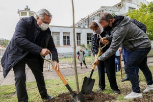 Alberto Fernández en la exESMA: Un jacarandá y una pala  para sembrar memoria