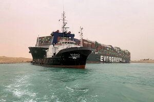 Un buque con contenedores encalló y bloqueó el Canal de Suez