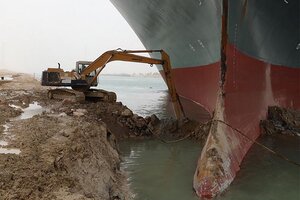 Las fotos del titánico trabajo que se realiza para desbloquear el Canal de Suez