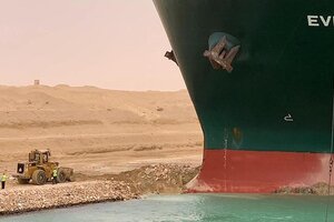 La opción que evalúan para sacar al buque encallado en el Canal de Suez (Fuente: Télam)