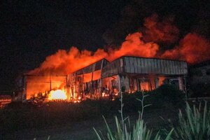 Un voraz incendio destruyó una fábrica de embutidos en Tandil