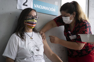 Alberto con coronavirus: las claves para entender por qué una persona vacunada puede contagiarse (Fuente: Agencia Xinhua)