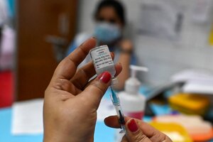 Cómo son la Soberana 2 y la Covaxin, las dos nuevas vacunas que podría comprar Argentina (Fuente: AFP)