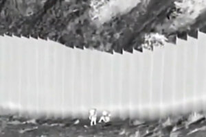 Un traficante tiró a dos nenas del muro fronterizo de México y Estados Unidos