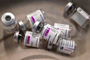 AstraZeneca: un estudio señala que es cien veces mayor el riesgo de trombosis al contraer covid-19 que al recibir la vacuna (Fuente: AFP)
