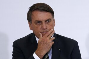 Aislado, Bolsonaro trata de mostrarse poderoso