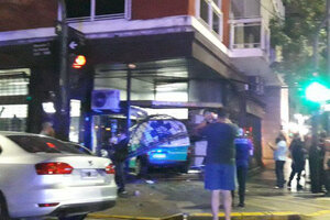 Impresionante choque en Callao y Marcelo T. de Alvear: una ambulancia terminó incrustada en un local comercial