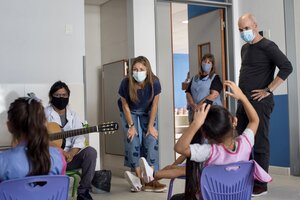 Rodríguez Larreta y Soledad Acuña rompieron el protocolo sanitario visitando jardines y escuelas