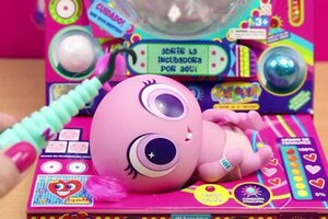 El debate por el feto de juguete que compite con las Barbies