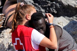 Hostigan a trabajadora de la Cruz Roja luego de brindar auxilio a migrantes en Ceuta (Fuente: EFE)