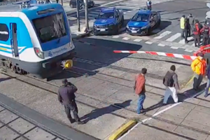 Un video muestra cómo el conductor de un tren impidió el suicidio de un adolescente (Fuente: Captura de pantalla)