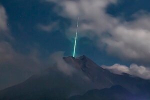 Indonesia: captan el momento en el que un meteorito cayó sobre el volcán Merapi