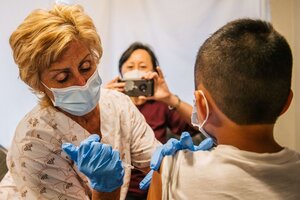 Coronavirus: los países más ricos ya encaran vacunar a los chicos mientras los países más pobres aún no protegieron a sus grupos de riesgo (Fuente: AFP)