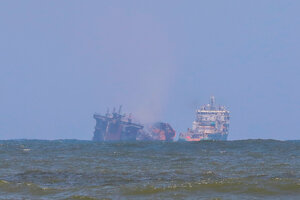 Temor por contaminación de petróleo tras el hundimiento del barco incendiado en Sri Lanka (Fuente: EFE)
