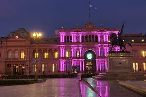 La Casa Rosada lució violeta por el aniversario de Ni una menos