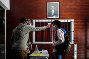 Clases en CABA: el gobierno porteño evalúa el regreso a la presencialidad de los alumnos de los últimos años de secundaria (Fuente: EFE)