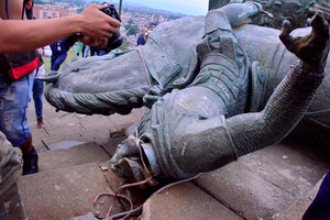 Indígenas colombianos quisieron tirar una estatua de Cristóbal Colón en Bogotá (Fuente: EFE)