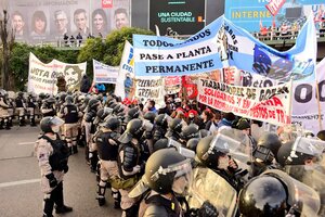 Protesta de trabajadores precarizados en el Puente Pueyrredón (Fuente: NA)