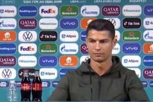 Cristiano Ronaldo y un gesto "anti" Coca Cola que se hizo viral (Fuente: Captura de vídeo )