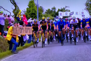 Una espectadora se metió en el Tour de France y causó un accidente de escándalo (Fuente: Captura de vídeo )