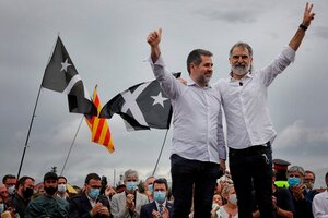 Jordi Cuixart (d) y Jordi Sánchez (i), saludan a simpatizantes después de ser excarcelados. (Fuente: EFE)