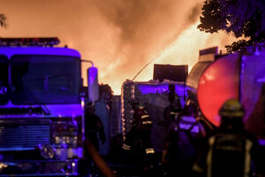 Gran incendio en un depósito de cartón en Bernal (Fuente: Télam)