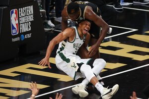 La impresionante lesión de Antetokounmpo en la NBA (Fuente: AFP)