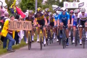 Detuvieron a la mujer que provocó la caída de los ciclistas en el Tour de Francia (Fuente: Captura de pantalla)