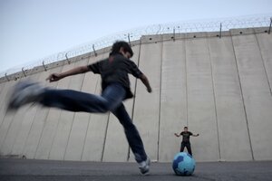 Hinchas argentinos envían pelotas a Palestina (Fuente: AFP)