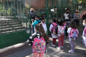 "Frazadazo" para reclamar por mejores condicones en las escuelas porteñas (Fuente: Sandra Cartasso)