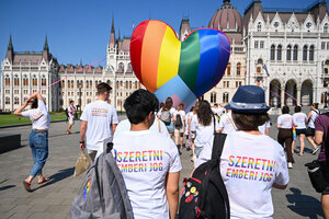 Hungría: un globo gigante con los colores del Orgullo contra la ley homoodiante (Fuente: AFP)