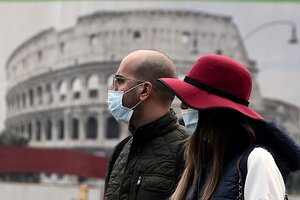 Más restricciones en Italia: cuatro regiones podrían reimponer el uso del barbijo al aire libre (Fuente: AFP)