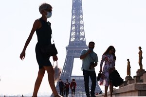 La Torre Eiffel reabrió al público tras ocho meses de cierre por la pandemia (Fuente: Xinhua)