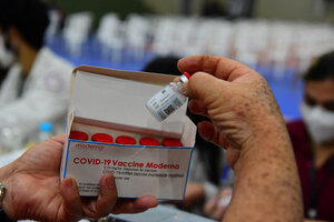 Una embajada "orgullosa" por el envío de las vacunas de Moderna (Fuente: AFP)