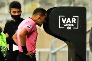 Los audios del VAR en Atlético Mineiro - Boca: el offside de rodilla del "Pulpo" González (Fuente: EFE)