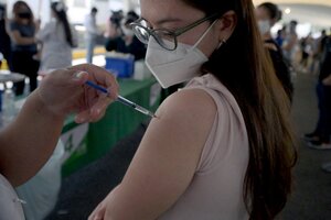 Vacunación contra la covid a adolescentes: la provincia de Buenos Aires envía las citaciones (Fuente: EFE)
