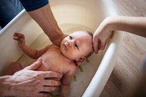 ¿Cada cuánto bañar a niños y niñas?, la pregunta tras el revuelo por la revelación Mila Kunis y Ashton Kutcher