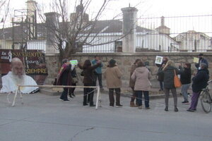 Seguidores del cura Rosa Torino se manifestaron frente a la cárcel