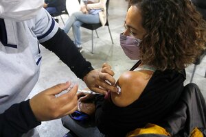 Una dosis de la vacuna sería suficiente para evitar cuadros graves de coronavirus (Fuente: Leandro Teysseire)