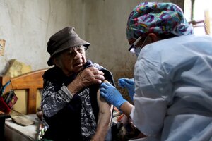 Coronavirus: Una localidad de Colombia impuso un aislamiento de 8 días para las personas que no se quieran vacunar (Fuente: AFP)