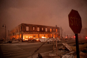 Incendio en EE.UU.: el fuego destruyó el centro de un pueblo en California (Fuente: Télam)