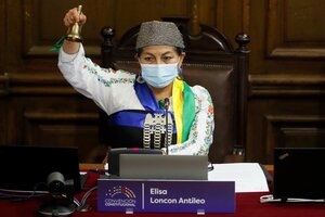 Elisa Loncon, la presidenta de la Convención Constitucional chilena cuenta un mes de labor en medio de la violencia racista y de género que sufre (Fuente: AFP)