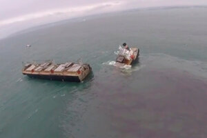 Japón: un barco carguero se partió en dos y volcó todo el combustible en el mar